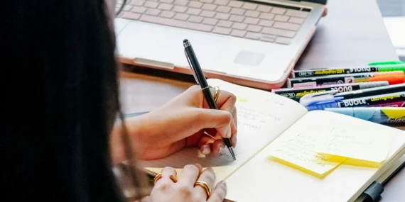 Serviços digitais de atendimento: como conferir canais oficiais